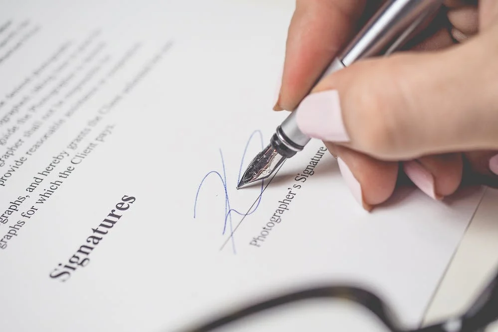 Umowa sprzedaży – sposoby na notarialne zabezpieczenie zapłaty umówionej ceny.